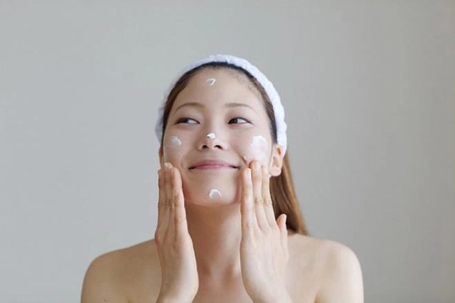 Nhiều chị em gián tiếp hủy hoại da vì không phân biệt được cấp ẩm với dưỡng ẩm