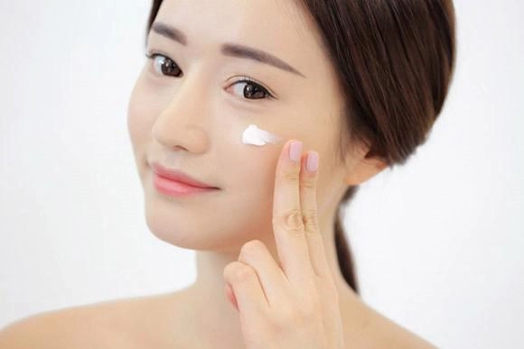 Nhiều người không bao giờ thiếu kem chống nắng nhưng chưa chắc đã biết những điều sau