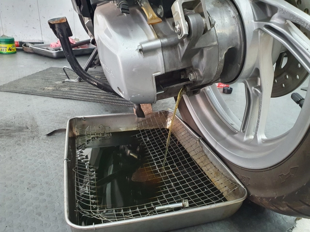 Nhớt láp tại sao lại có chỉ số cao hơn nhớt máy và liệu có ảnh hưởng đến động cơ tay ga