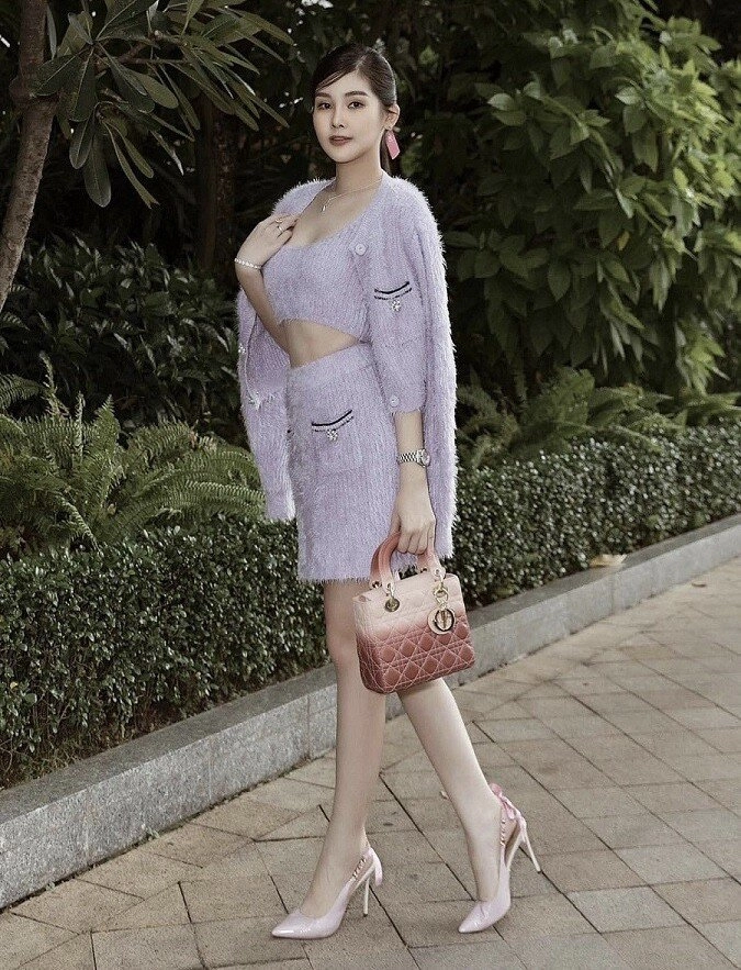 Nữ giảng viên đại học sành điệu nhất nhì showbiz xách cả lâu đài xuống phố sang chảnh từ giảng đường ra phố khó ai đọ lại