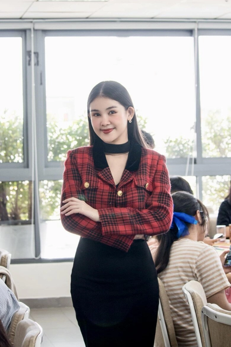 Nữ giảng viên đại học sành điệu nhất nhì showbiz xách cả lâu đài xuống phố sang chảnh từ giảng đường ra phố khó ai đọ lại
