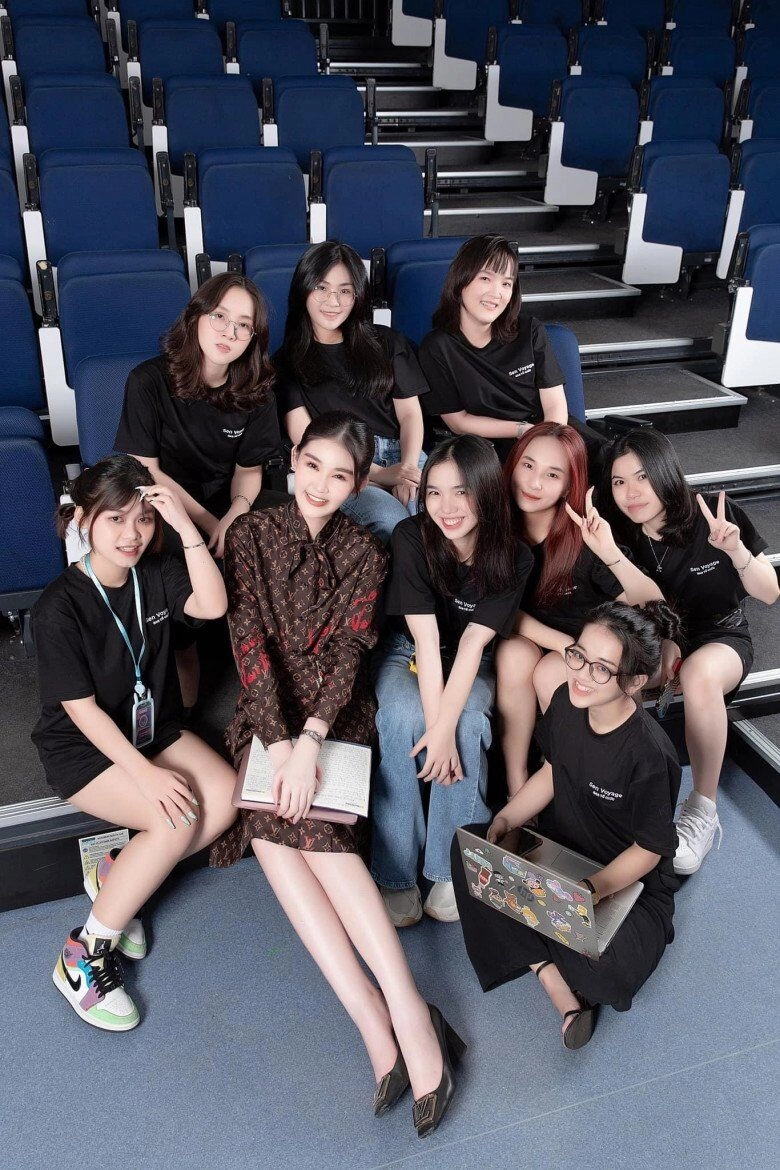 Nữ giảng viên đại học sành điệu nhất nhì showbiz xách cả lâu đài xuống phố sang chảnh từ giảng đường ra phố khó ai đọ lại
