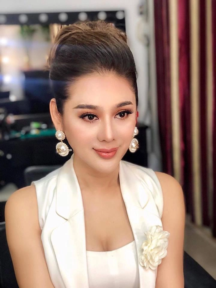 nữ hoàng chuyển giới lâm khánh chi để lộ diện mạo kém sắc trên livestream