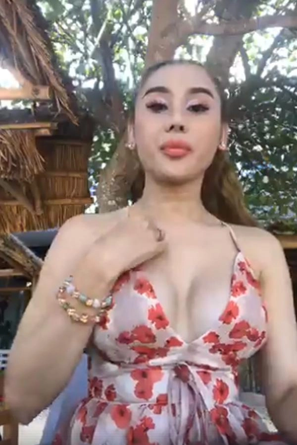 nữ hoàng chuyển giới lâm khánh chi để lộ diện mạo kém sắc trên livestream