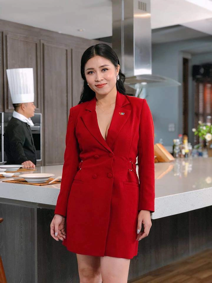 Nữ mc chúng tôi là chiến sĩ trải qua sinh nở đổ vỡ vẫn gây bỏng mắt với dáng nuột