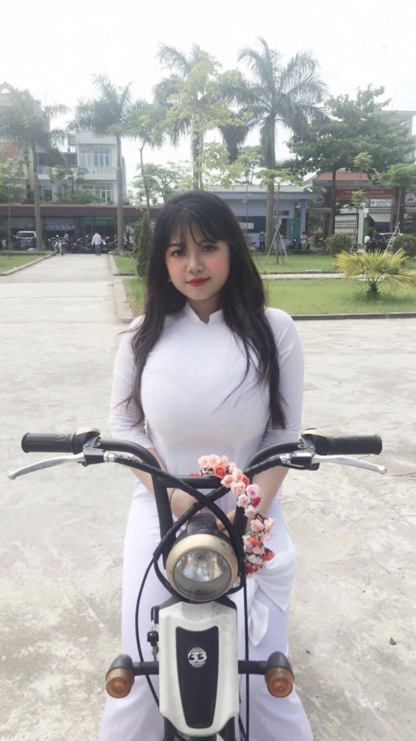 Nữ sinh hải dương vất vả chọn áo dài ngày tốt nghiệp vì vòng 1 hơn 110 cm