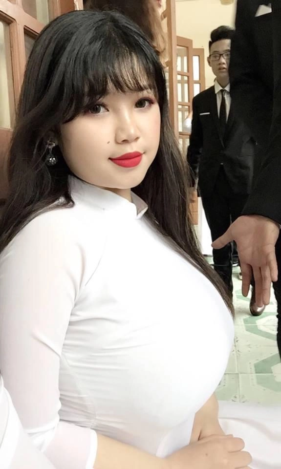 Nữ sinh hải dương vất vả chọn áo dài ngày tốt nghiệp vì vòng 1 hơn 110 cm