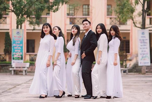 Nữ sinh hải dương vất vả chọn áo dài ngày tốt nghiệp vì vòng 1 hơn 110 cm