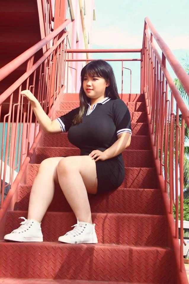 Nữ sinh hải dương vất vả chọn áo dài ngày tốt nghiệp vì vòng 1 hơn 110 cm