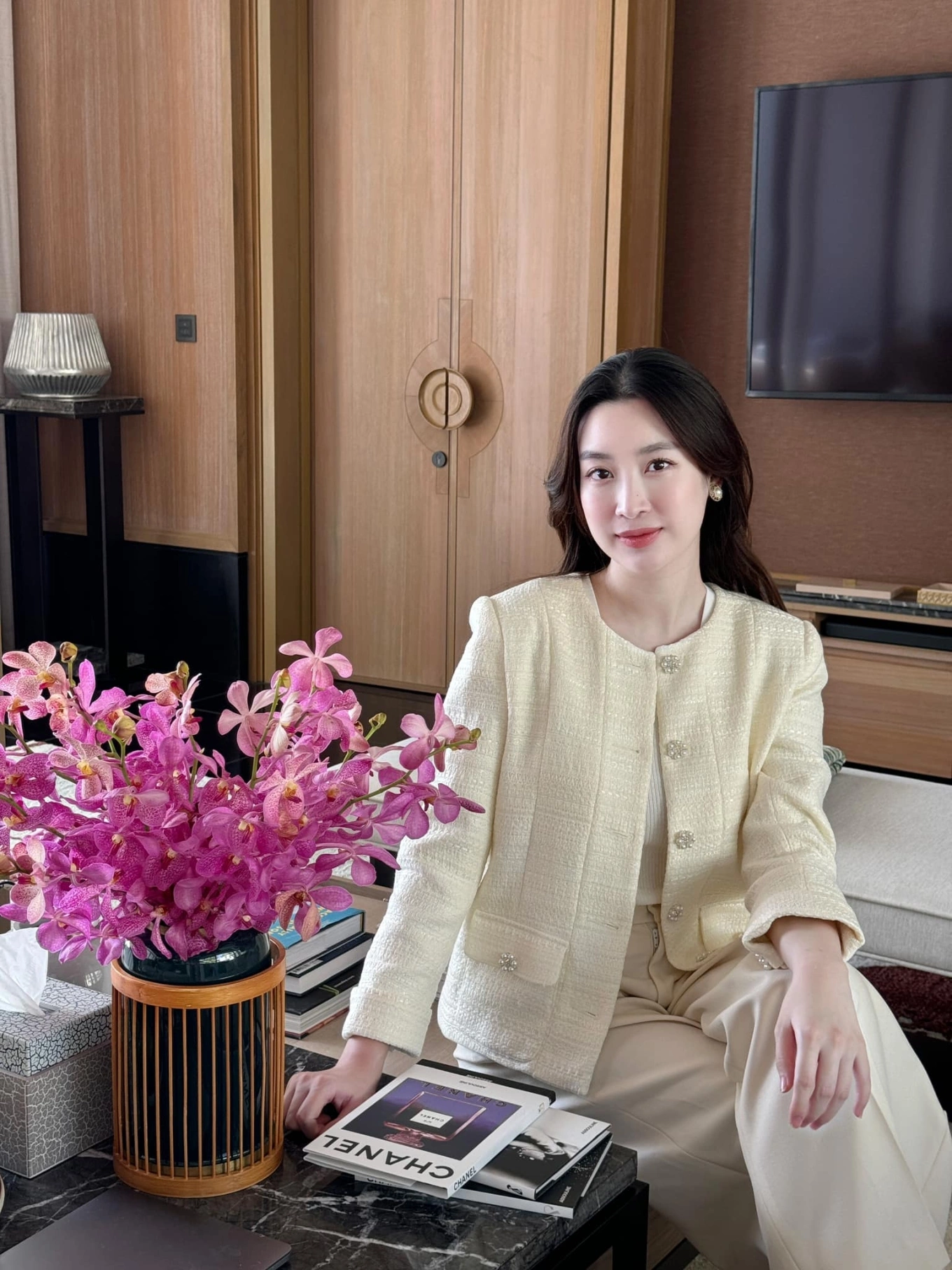 Phong cách ăn mặc kín đáo chuẩn dâu hào môn của hoa hậu đỗ mỹ linh được khen tinh tế ở một điểm