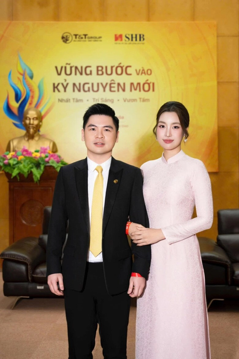 Phong cách ăn mặc kín đáo chuẩn dâu hào môn của hoa hậu đỗ mỹ linh được khen tinh tế ở một điểm