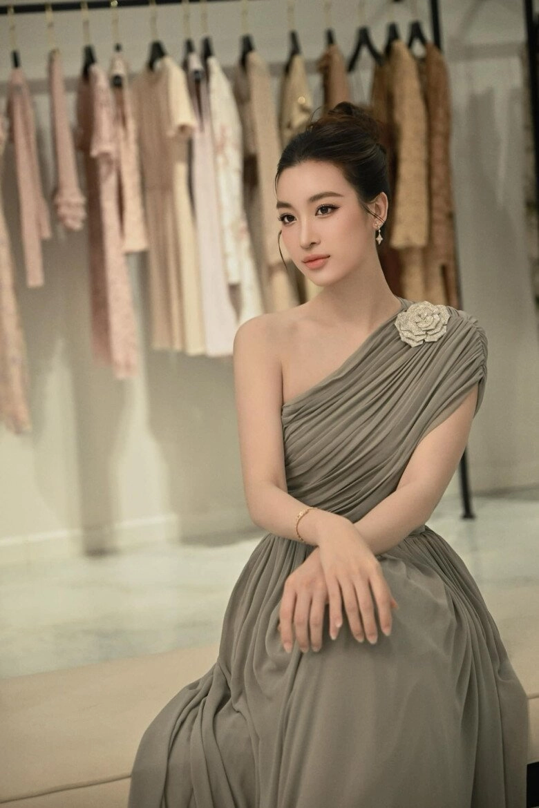 Phong cách ăn mặc kín đáo chuẩn dâu hào môn của hoa hậu đỗ mỹ linh được khen tinh tế ở một điểm