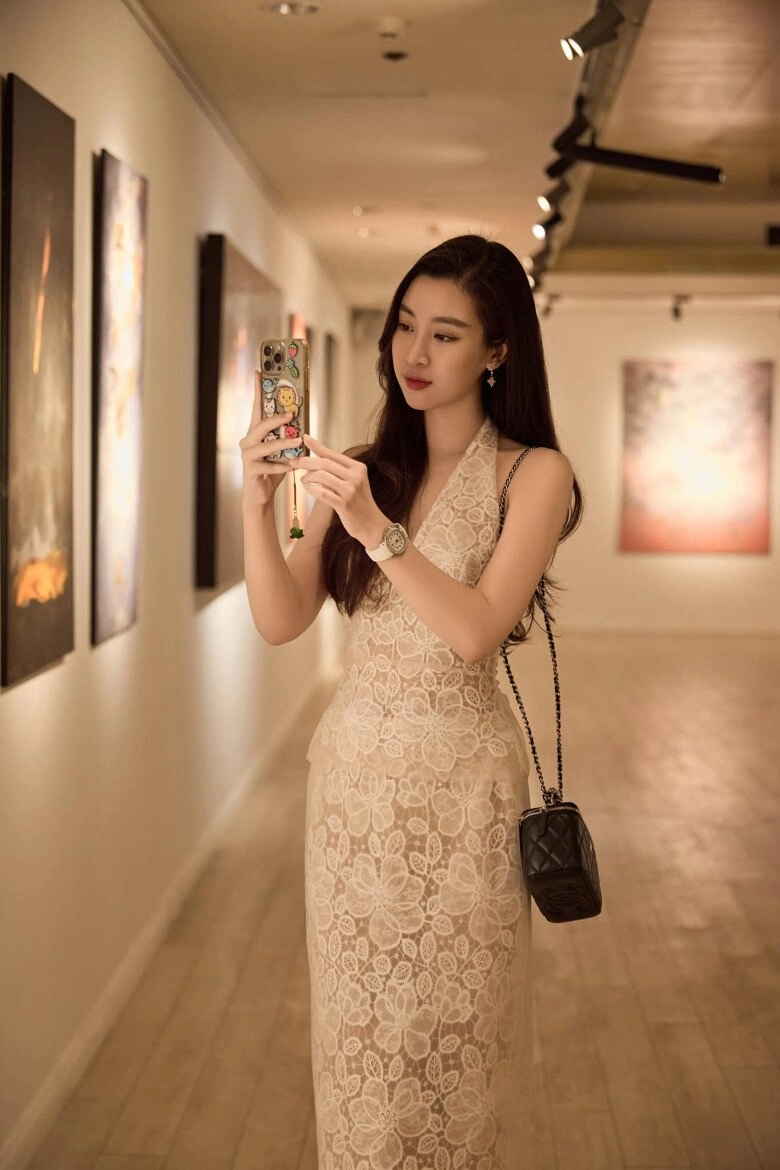 Phong cách ăn mặc kín đáo chuẩn dâu hào môn của hoa hậu đỗ mỹ linh được khen tinh tế ở một điểm