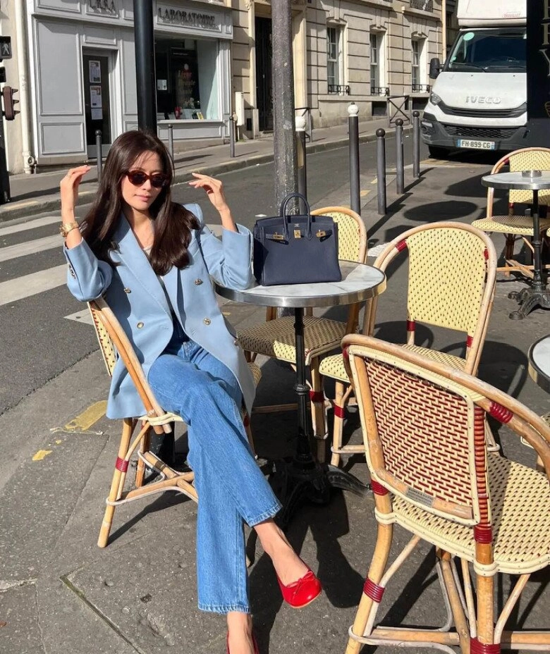Phụ nữ 40 đi giày gì với quần jeans bó để vừa cao vừa gầy 4 mẫu giày chân ái giúp chị em như trẻ ra 10 tuổi