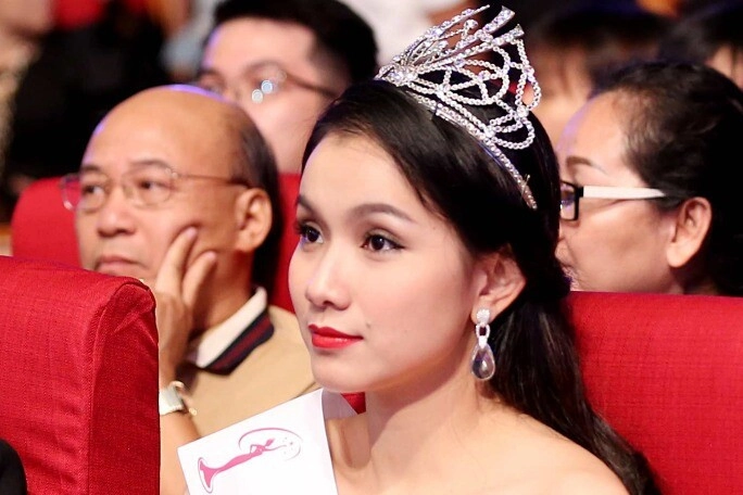Quá khứ chỉ là diễn viên phụ mỹ nhân 9x đăng quang hoa hậu liền đổi đời làm nên lịch sử ở miss universe