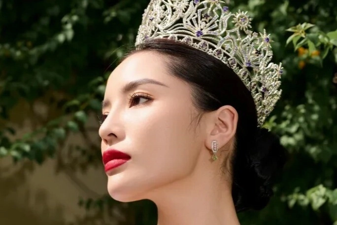 Quá khứ chỉ là diễn viên phụ mỹ nhân 9x đăng quang hoa hậu liền đổi đời làm nên lịch sử ở miss universe
