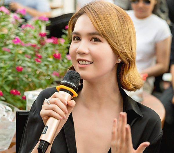 Quá nhanh quá nguy hiểm thanh hằng biến hoá chóng mặt mỗi ngày diện một màu tóc
