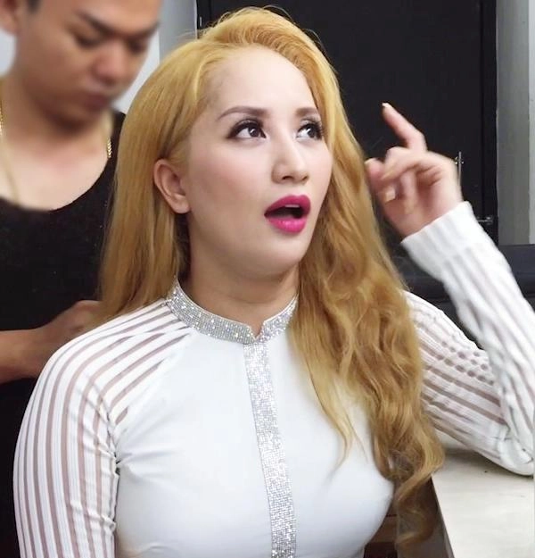 Quá nhanh quá nguy hiểm thanh hằng biến hoá chóng mặt mỗi ngày diện một màu tóc