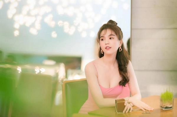 Qua ống kính nghiệp dư hương giang gầy thế vẫn thấy mỡ thừa ngọc trinh sexy bỗng hóa ngực lép