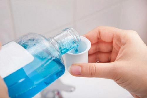 Răng sắt thì mặc răng sắt hoàng thùy khánh linh vẫn tự tin khoe nụ cười tỏa nắng
