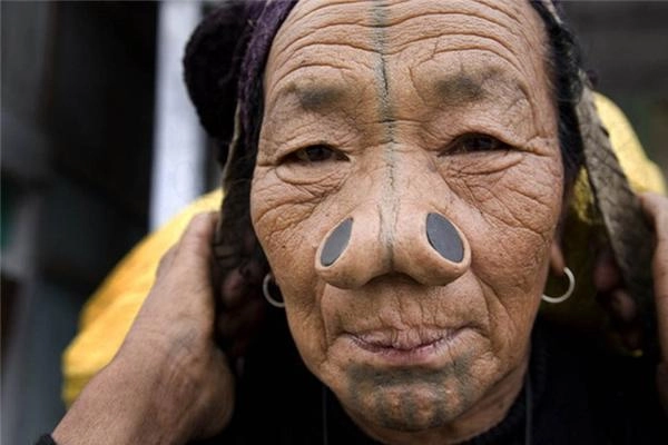 Rùng mình với những hủ tục làm đẹp chỉ nghe tên thôi đã đủ thấyđau