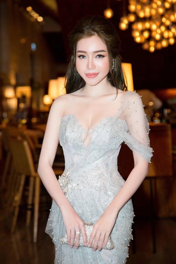 Sao việt và những khoảnh khắc lộ ngực xập xệ chỉ muốn giấu nhẹm đi