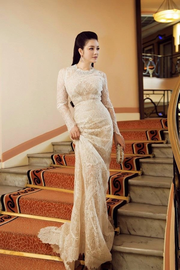 Sao việt và những khoảnh khắc lộ ngực xập xệ chỉ muốn giấu nhẹm đi