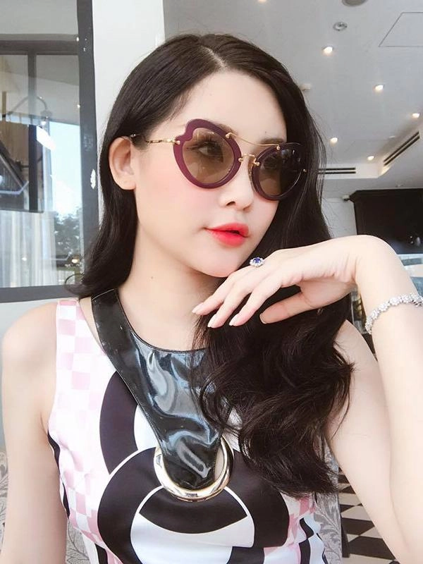Sau 1 năm hụt hơi trong scandal hoa hậu môi tều lê âu ngân anh vẫn chưa bớt tều