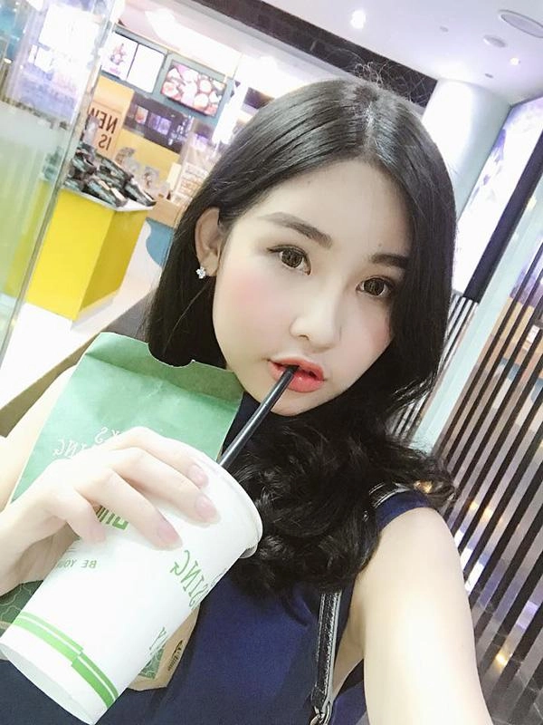 Sau 1 năm hụt hơi trong scandal hoa hậu môi tều lê âu ngân anh vẫn chưa bớt tều