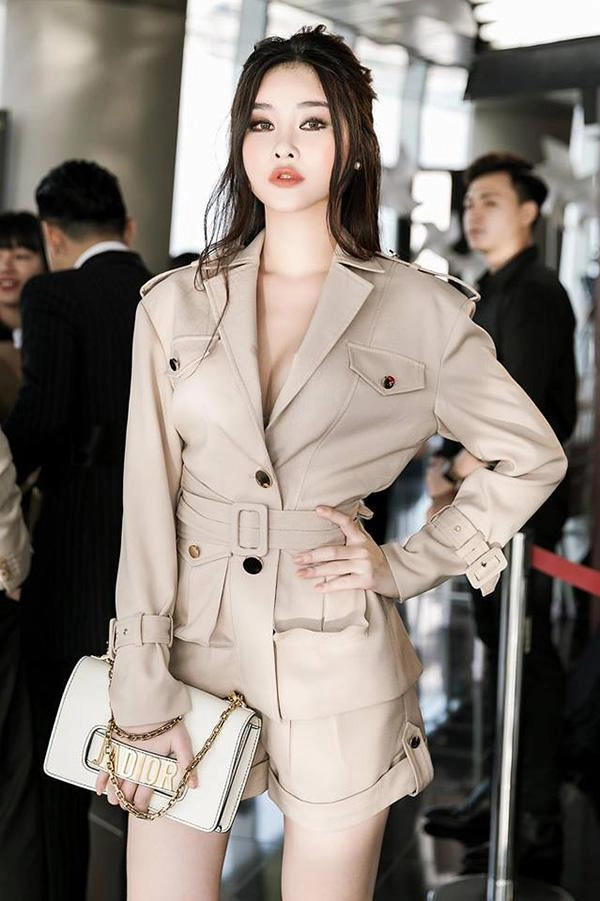 Sau 1 năm hụt hơi trong scandal hoa hậu môi tều lê âu ngân anh vẫn chưa bớt tều