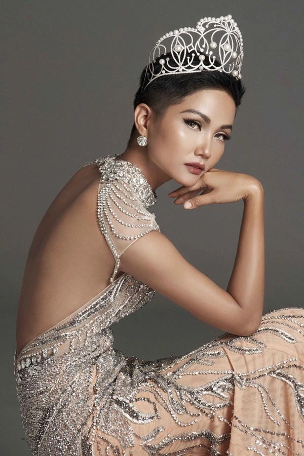 Sau gần 1 năm đăng quang hhen niê lúc nào cũng xinh đẹp lộng lẫy trừ lần này