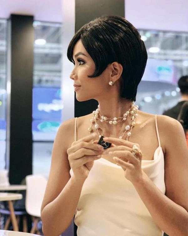 Sau gần 1 năm đăng quang hhen niê lúc nào cũng xinh đẹp lộng lẫy trừ lần này
