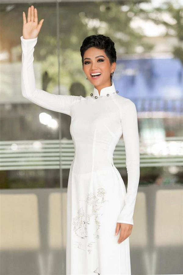 Sau gần 1 năm đăng quang hhen niê lúc nào cũng xinh đẹp lộng lẫy trừ lần này