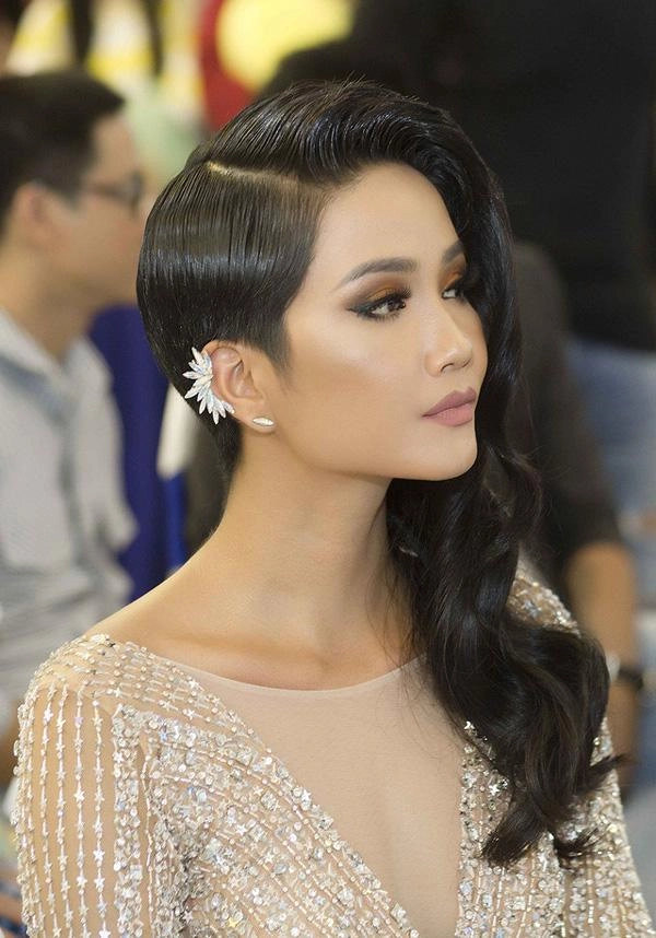 Sau gần 1 năm đăng quang hhen niê lúc nào cũng xinh đẹp lộng lẫy trừ lần này