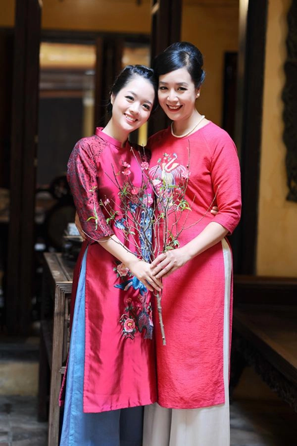 Sinh con được 2 tháng con gái nsưt chiều xuân khoe nhan sắc lộng lẫy hơn thời còn son rỗi