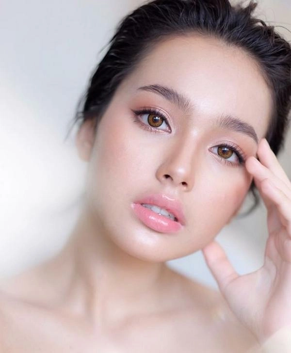 Soán ngôi lông mày sắc lẹm chắc chắn xu hướng kẻ lông mày 2019 này sẽ khiến bạn bất ngờ