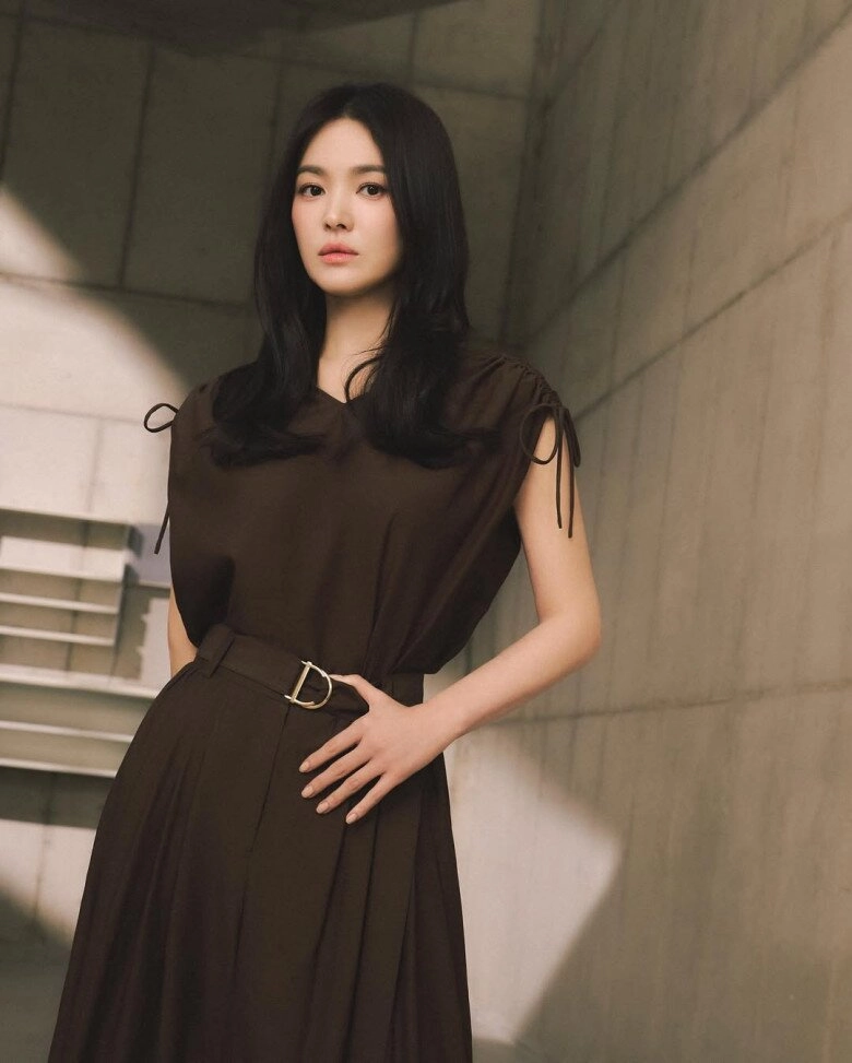 Song hye kyo ăn gian tuổi nhờ 5 màu trang phục cứ mặc lên là trẻ lại 10 tuổi hợp mọi tông da