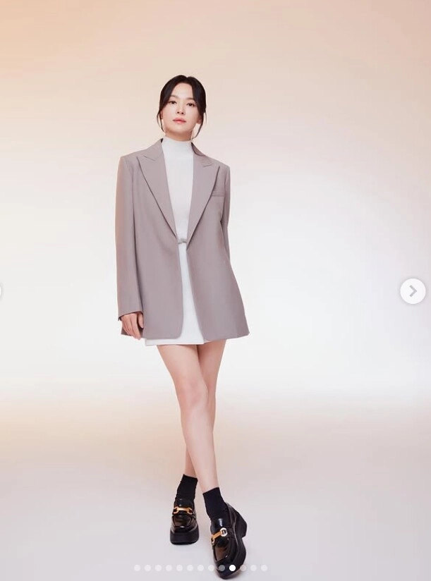 Song hye kyo ăn gian tuổi nhờ 5 màu trang phục cứ mặc lên là trẻ lại 10 tuổi hợp mọi tông da
