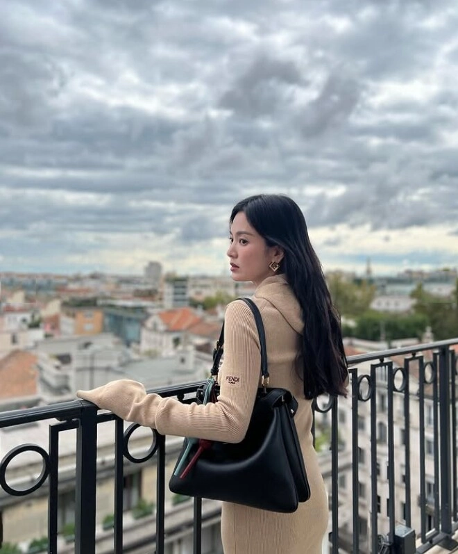 Song hye kyo ăn gian tuổi nhờ 5 màu trang phục cứ mặc lên là trẻ lại 10 tuổi hợp mọi tông da