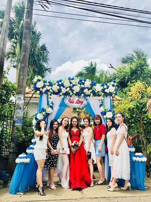 Sự thật đằng sau hình ảnh ba cô gái trang điểm như xác sống đi ăn đám cưới bạn thân