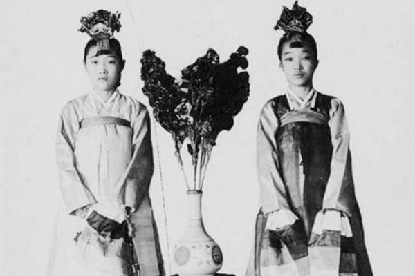 Té ngửa với nhan sắc mỹ nhân hàn quốc xưa răng thưa dáng cục mịch nhưng da dẻ thì