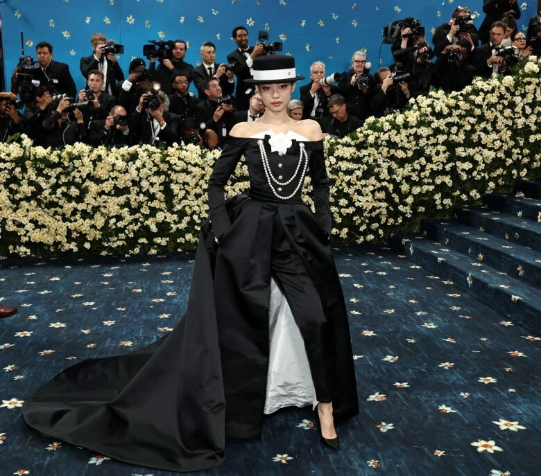 Thảm đỏ met gala 2025 jennie blackpink điện ảnh tuyệt đối lisa blackpink mặc quần nội y khoe cặp kiếm nhật