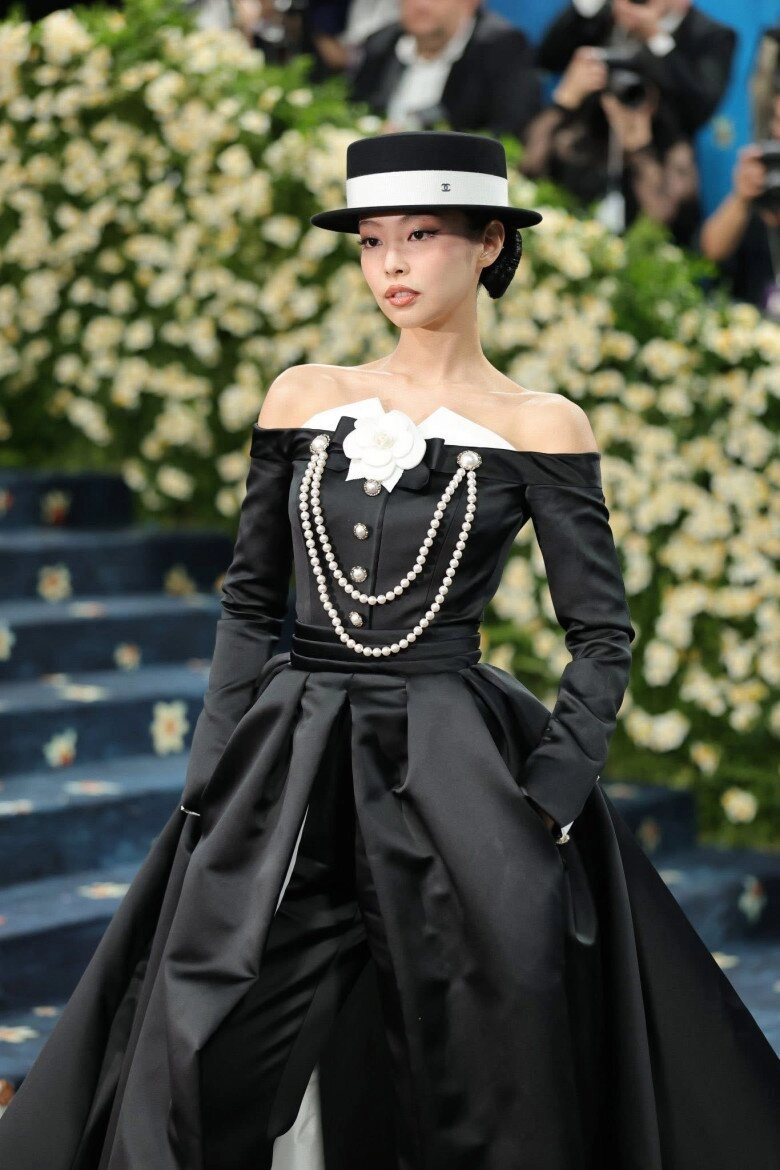Thảm đỏ met gala 2025 jennie blackpink điện ảnh tuyệt đối lisa blackpink mặc quần nội y khoe cặp kiếm nhật