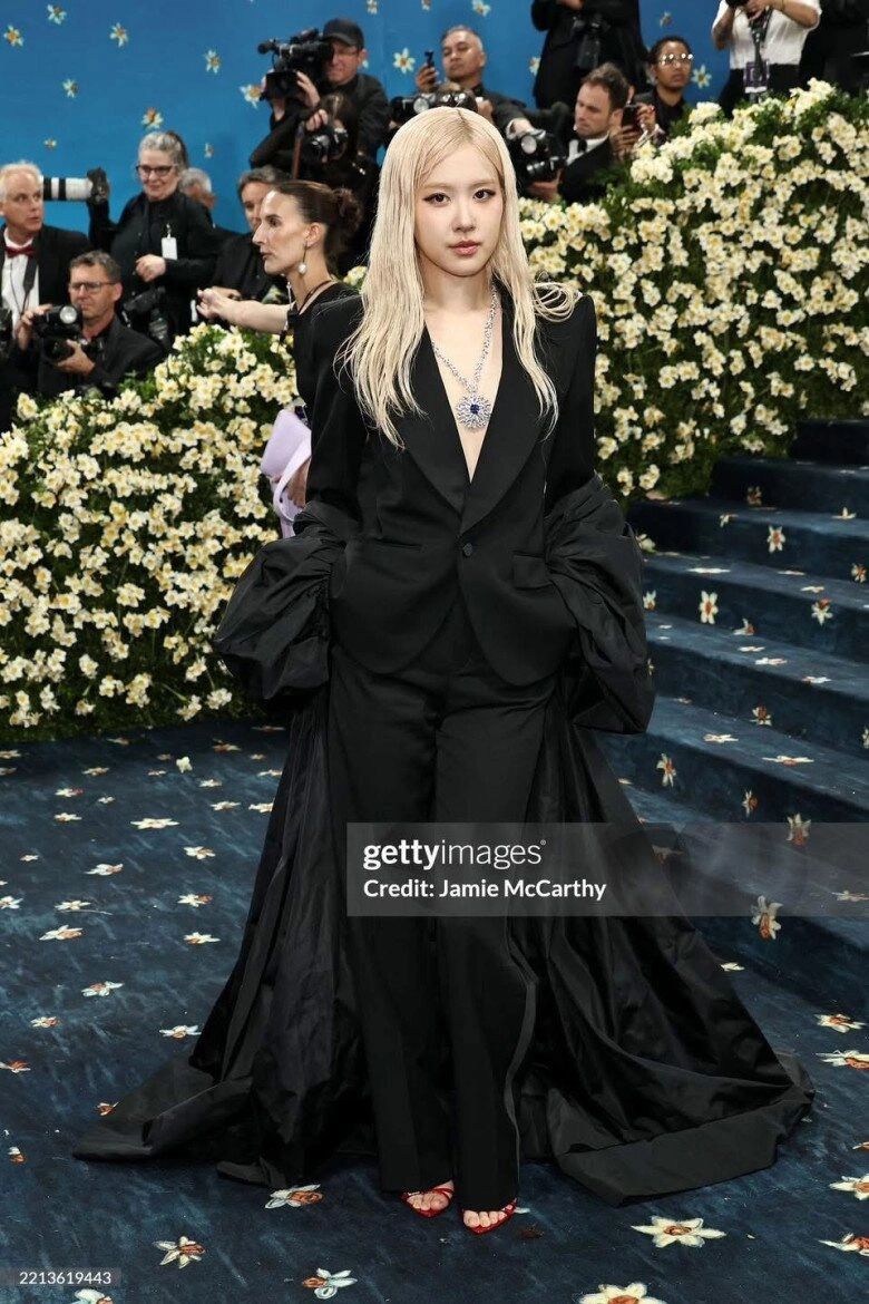 Thảm đỏ met gala 2025 jennie blackpink điện ảnh tuyệt đối lisa blackpink mặc quần nội y khoe cặp kiếm nhật