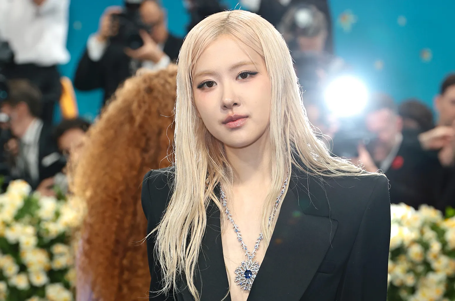 Thảm đỏ met gala 2025 jennie blackpink điện ảnh tuyệt đối lisa blackpink mặc quần nội y khoe cặp kiếm nhật