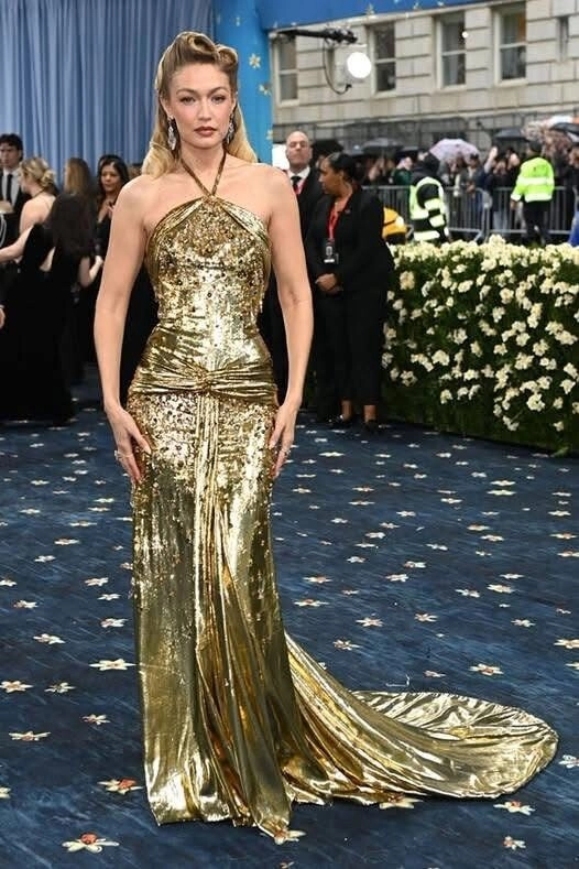 Thảm đỏ met gala 2025 jennie blackpink điện ảnh tuyệt đối lisa blackpink mặc quần nội y khoe cặp kiếm nhật