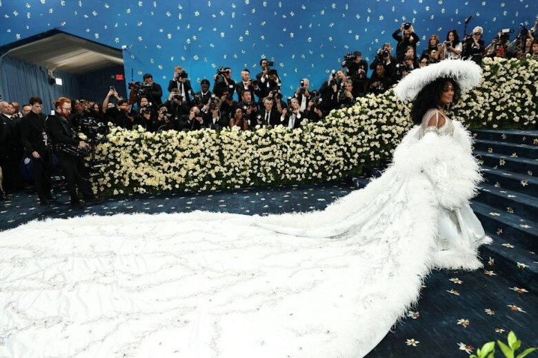 Thảm đỏ met gala 2025 jennie blackpink điện ảnh tuyệt đối lisa blackpink mặc quần nội y khoe cặp kiếm nhật