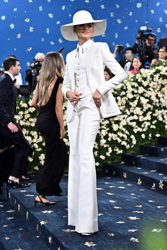 Thảm đỏ met gala 2025 jennie blackpink điện ảnh tuyệt đối lisa blackpink mặc quần nội y khoe cặp kiếm nhật