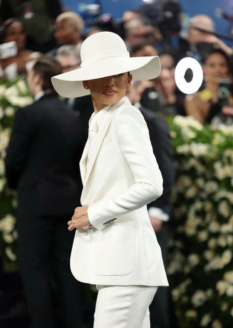 Thảm đỏ met gala 2025 jennie blackpink điện ảnh tuyệt đối lisa blackpink mặc quần nội y khoe cặp kiếm nhật