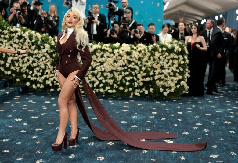 Thảm đỏ met gala 2025 jennie blackpink điện ảnh tuyệt đối lisa blackpink mặc quần nội y khoe cặp kiếm nhật